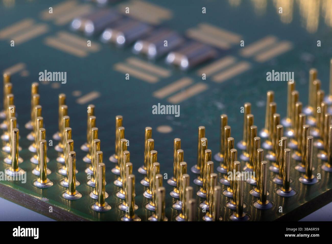 Immagine ravvicinata che mostra i componenti dettagliati su un microchip, illustra i principi di progettazione elettronica complessi e la microingegneria a livello di superficie i. Foto Stock