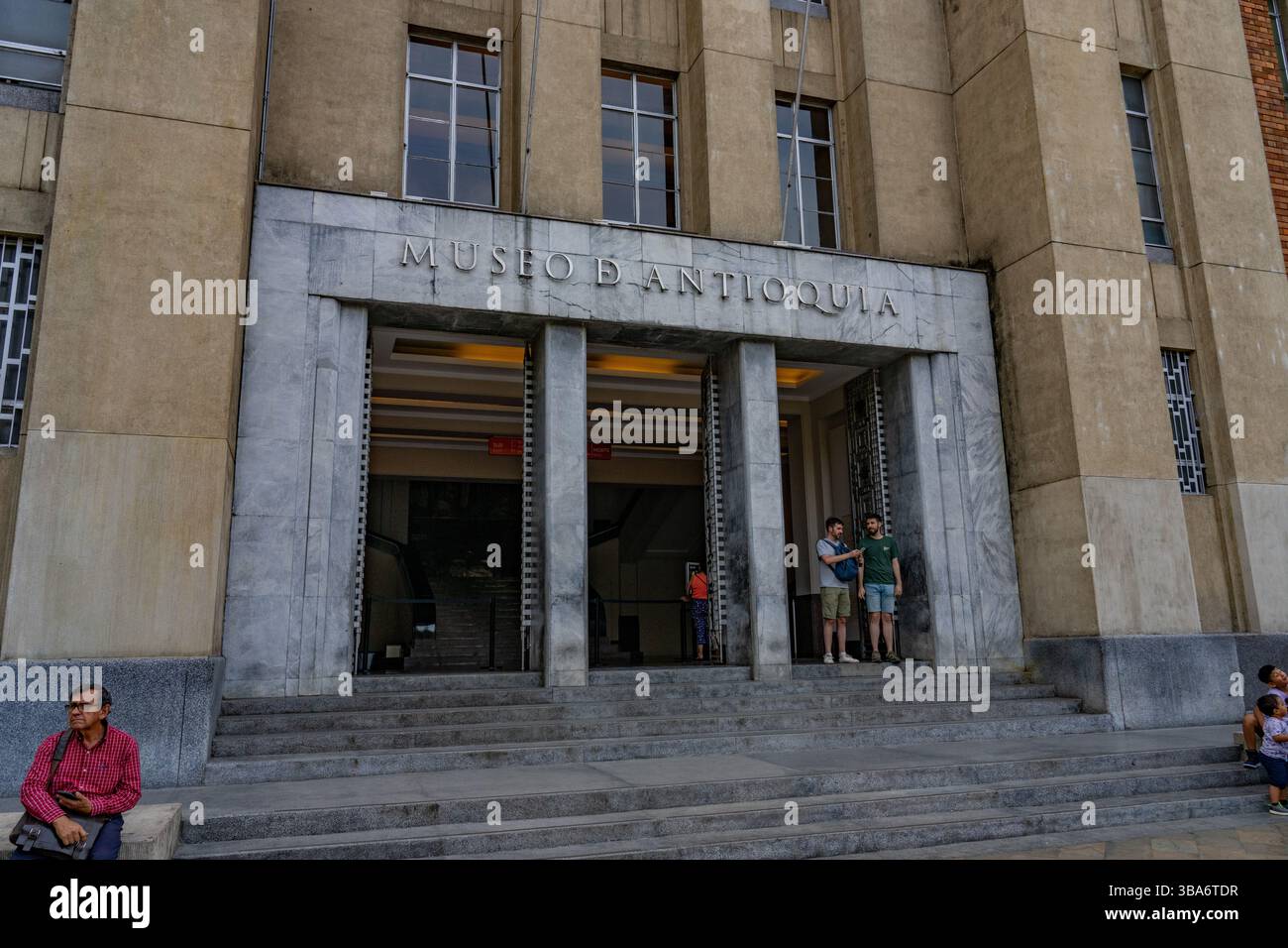 La facciata e l'ingresso del Museo di Antioquia, un museo storico a Medellin, Colombia. Foto Stock