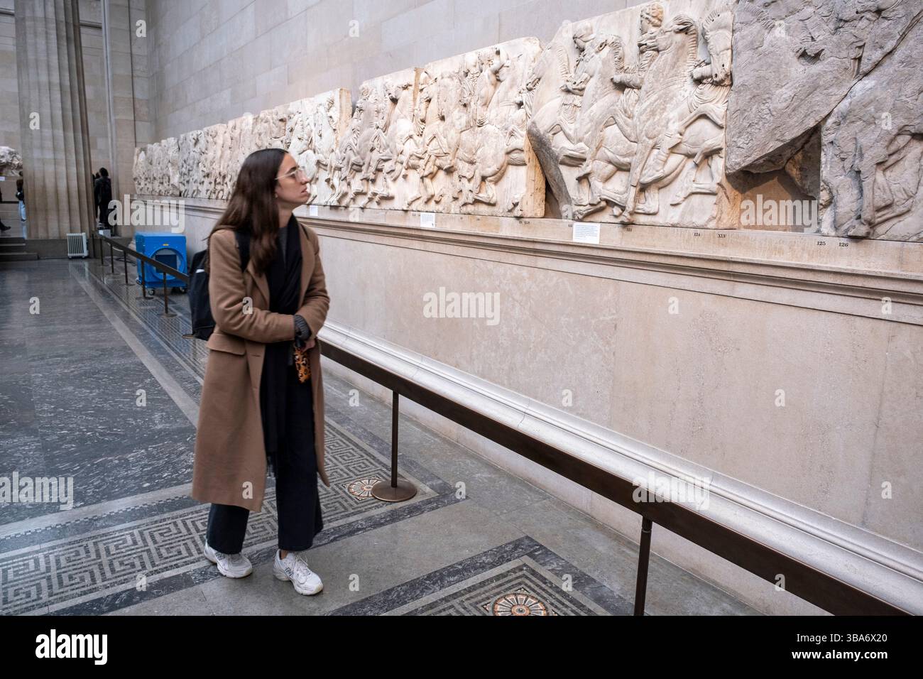 Sculture del Partenone dell'Antica Grecia, frammenti che sono collettivamente noti come i Marmi del Partenone aka Marmi di Elgin al British Museum il 25 marzo 2025 a Londra, Regno Unito. I Marmi di Elgin sono considerati beni rubati dalla Grecia, e ne ha regolarmente richiesto il ritorno, mentre il Museo dell'Acropoli, che ospita le sculture rimanenti, mantiene uno spazio vuoto per loro all'interno della sua esposizione attuale. Il museo britannico contrasta questo, sostenendo che le sculture sono state legalmente acquistate da Lord Elgin in seguito ad un accordo con i leader ottomani. Il British Museum è un museo pubblico dedic Foto Stock