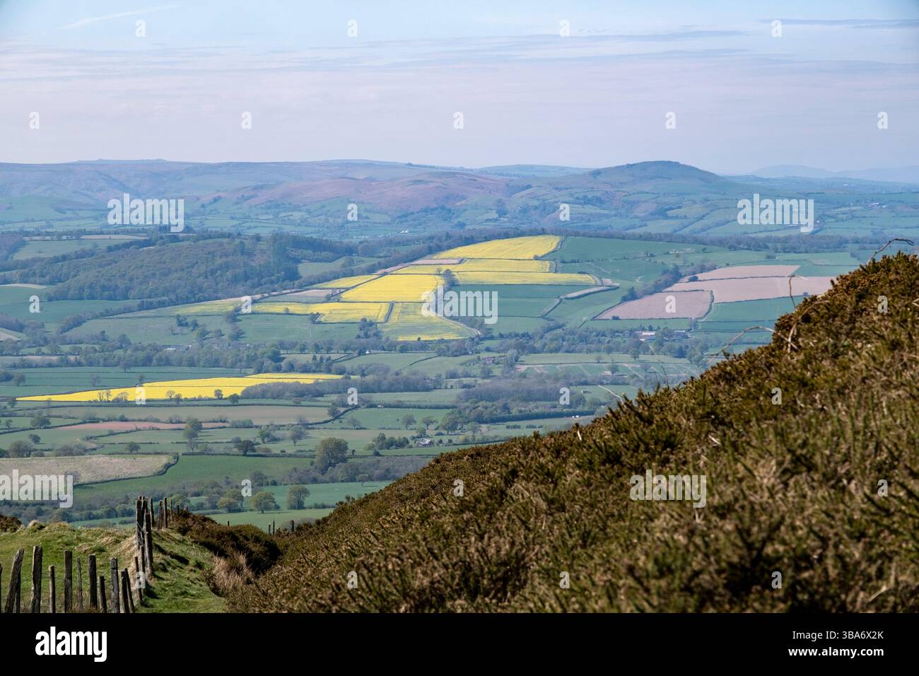Vista del paesaggio che si affaccia da Brown Clee Hill su Corve Dale verso Wenlock Edge nella Shropshire Hills National Landscape area of Outstanding Natural Beauty il 20 aprile 2025 a Bucknell, Regno Unito. Lo Shropshire Hills National Landscape è un'area di straordinaria bellezza naturale AONB ed è situato nel sud della contea. Questa splendida area copre poco più di 300 chilometri quadrati di terra, principalmente nel sud-ovest dello Shropshire, e prende il nome dalla regione montana delle Shropshire Hills. Foto Stock