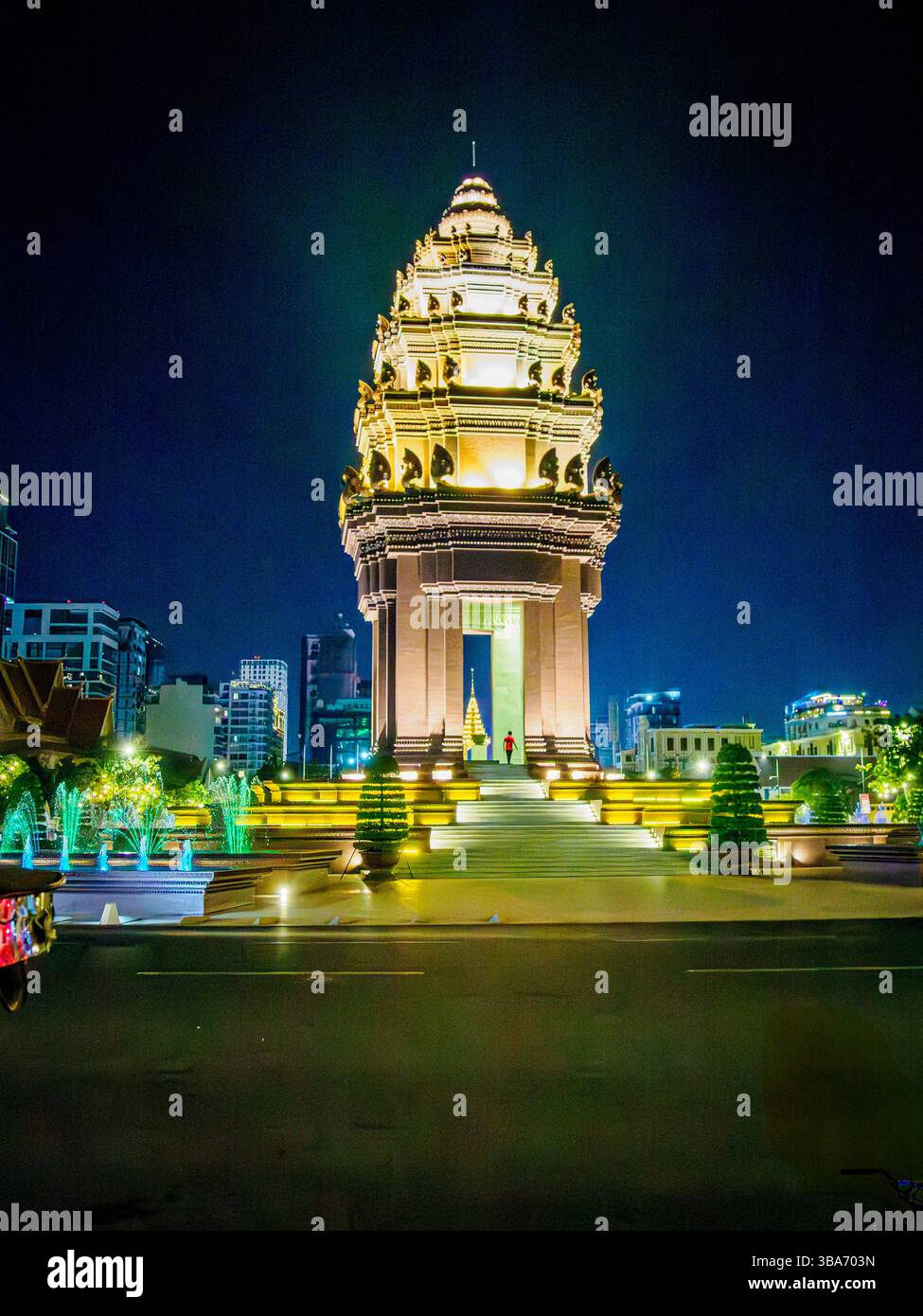 Monumento all'indipendenza cambogiana di notte, Phnom Penh, Cambogia Foto Stock