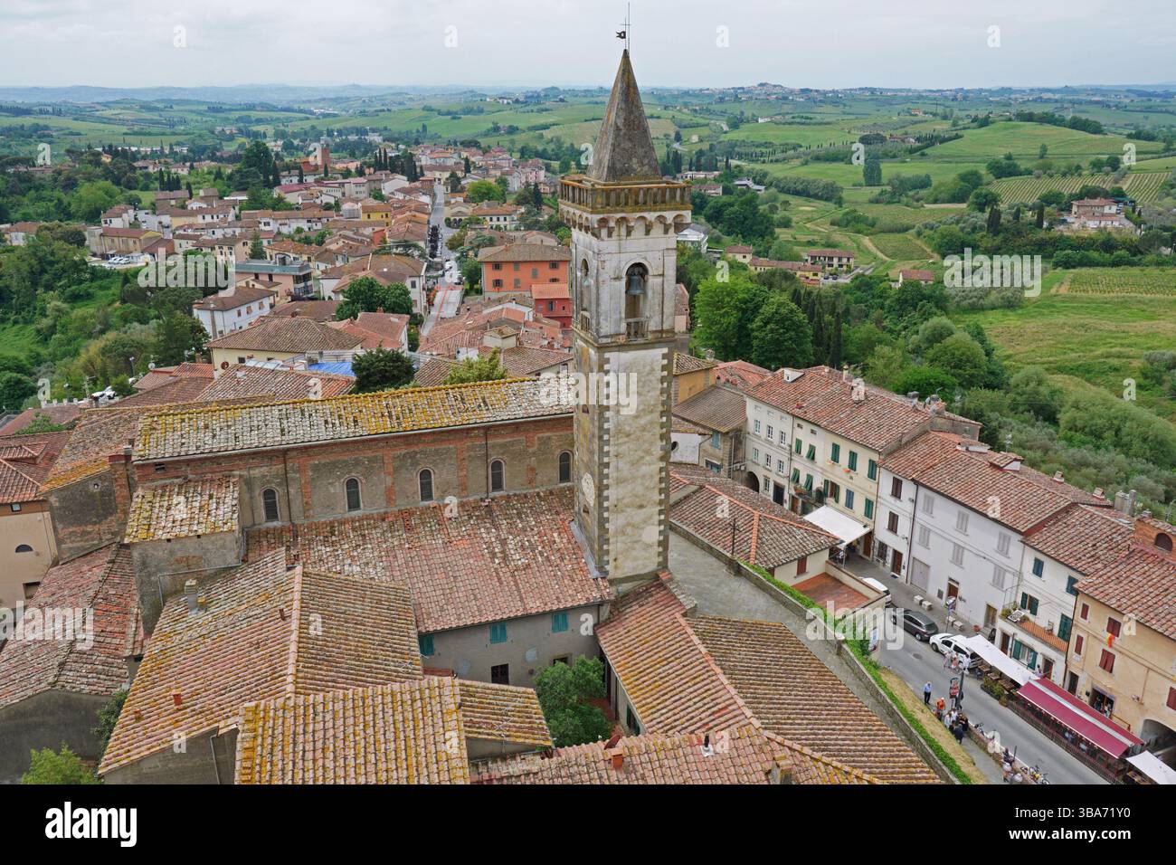 Castello di Vinci e scorcio del villaggio visto dalla torre della Rocca dei conti Guidi, città metropolitana di Firenze, Toscana, Italia, Europa Foto Stock