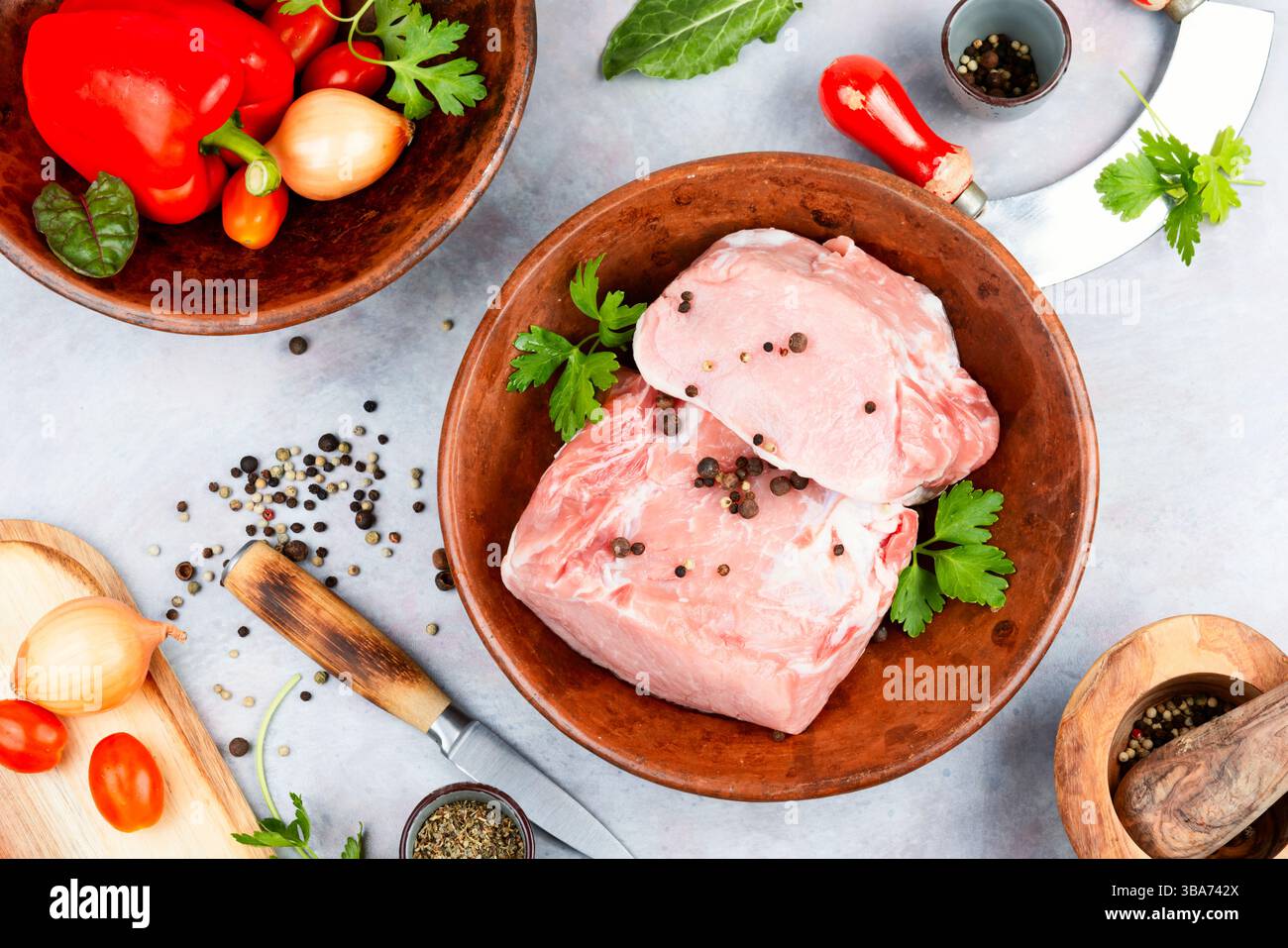 Carne di maiale cruda a fette e verdure fresche. Cibo a base di carne. Vista dall'alto. Foto Stock
