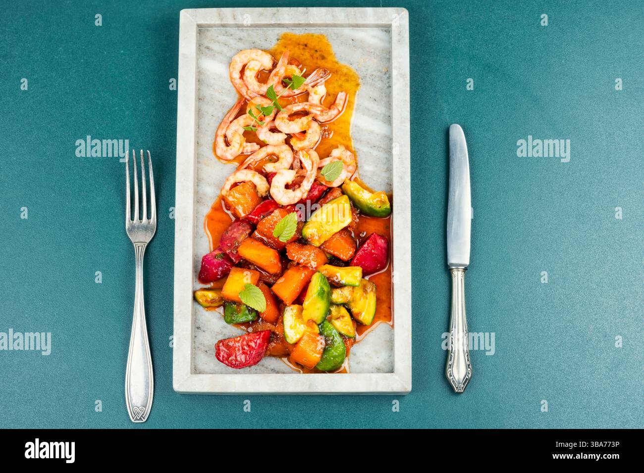 Un piatto di gamberetti o gamberi in salsa al caramello con mango, cactus e avocado. Posizione piatta Foto Stock