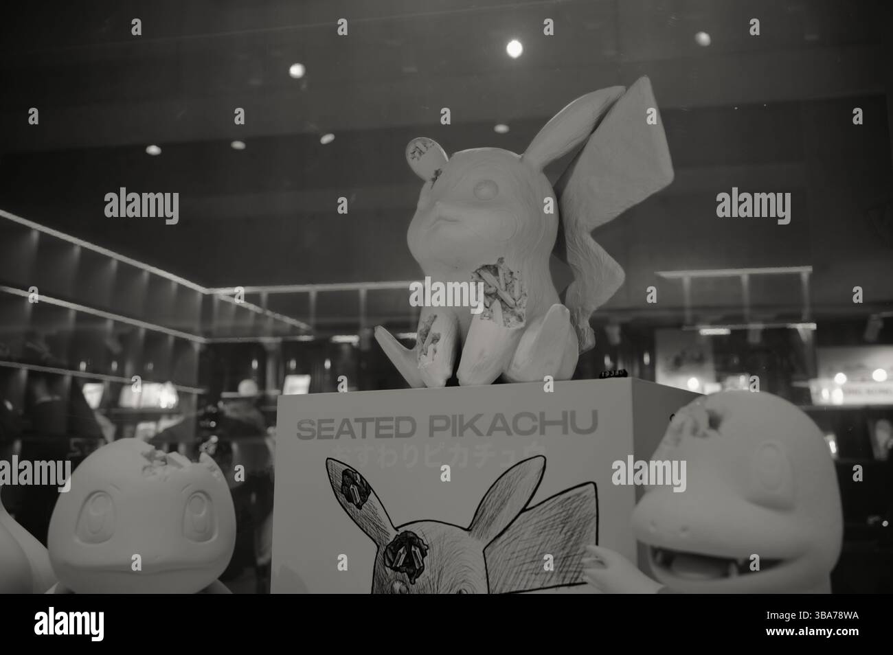 Scultura Pikachu seduto di Daniel Arsham in mostra nel negozio di articoli da regalo M+ Museum Foto Stock