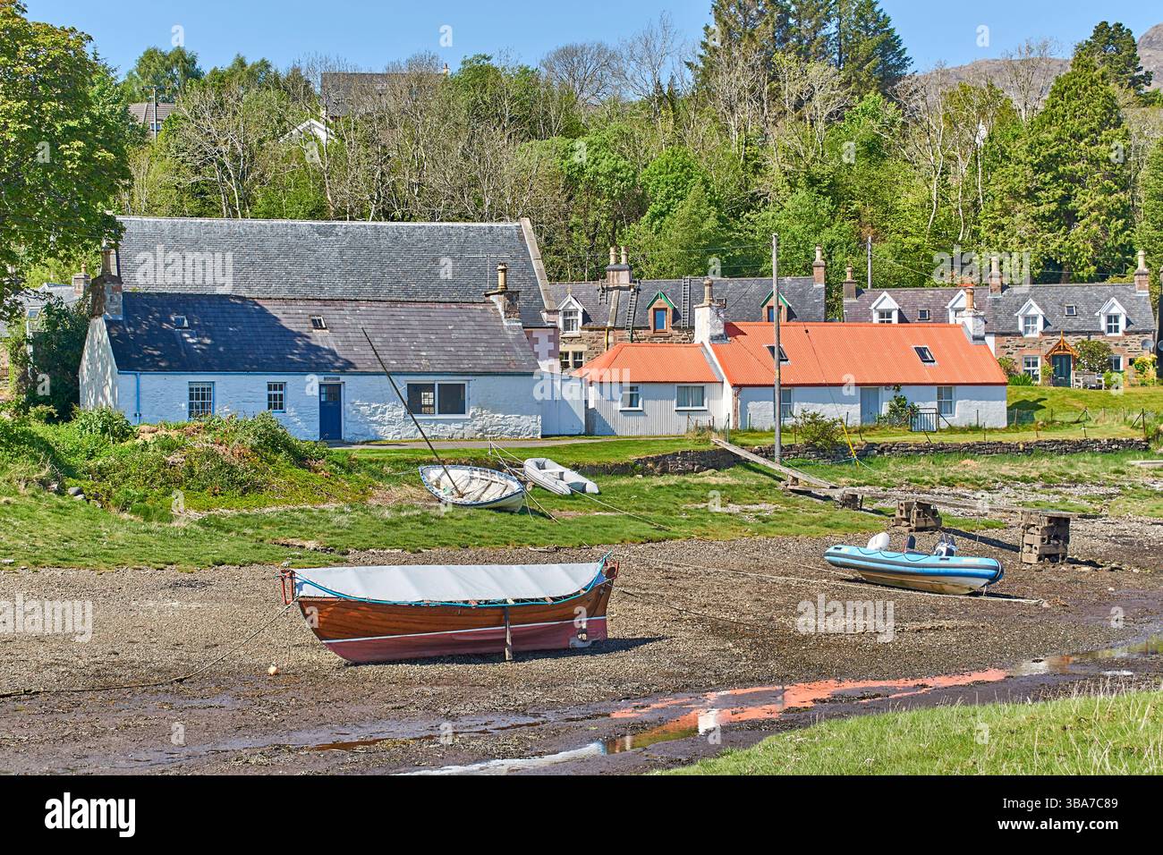 Lochcarron Wester Ross Scozia, case tradizionali e barche con la bassa marea in primavera Foto Stock