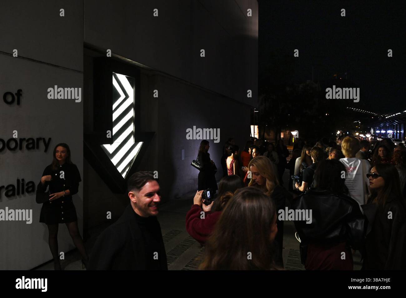 Sydney, Australia. 9 maggio 2025. Una vista generale quando gli ospiti arrivano per il Carla Zampatti Runway Show come parte dell'Australian Fashion Week 2025 a Sydney, lunedì 12 maggio 2025. (AAP Image/Steven Saphore) NESSUN credito di ARCHIVIAZIONE: Australian Associated Press/Alamy Live News Foto Stock