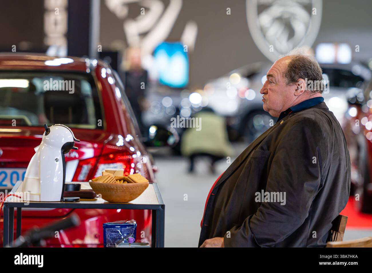 Riga, Lettonia, 29 aprile 2022: I visitatori possono gustare un rinfresco mentre esplorano le eleganti esposizioni automobilistiche in mostra. Foto Stock