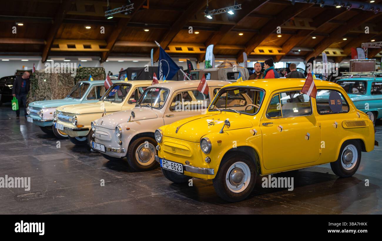 Riga, Lettonia, 29 aprile 2022: Auto d'epoca in mostra durante la fiera automobilistica all'inizio della primavera Foto Stock