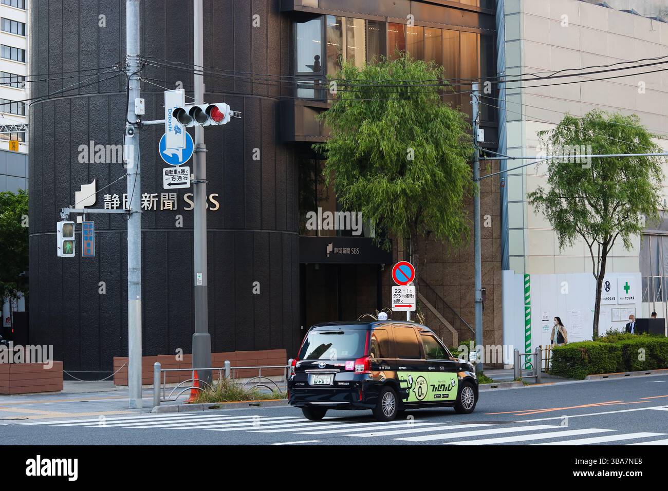TOKYO, GIAPPONE - 8 maggio 2025: Un taxi passa davanti al Shizuoka Press and Broadcasting Center nel centro di Tokyo. Foto Stock