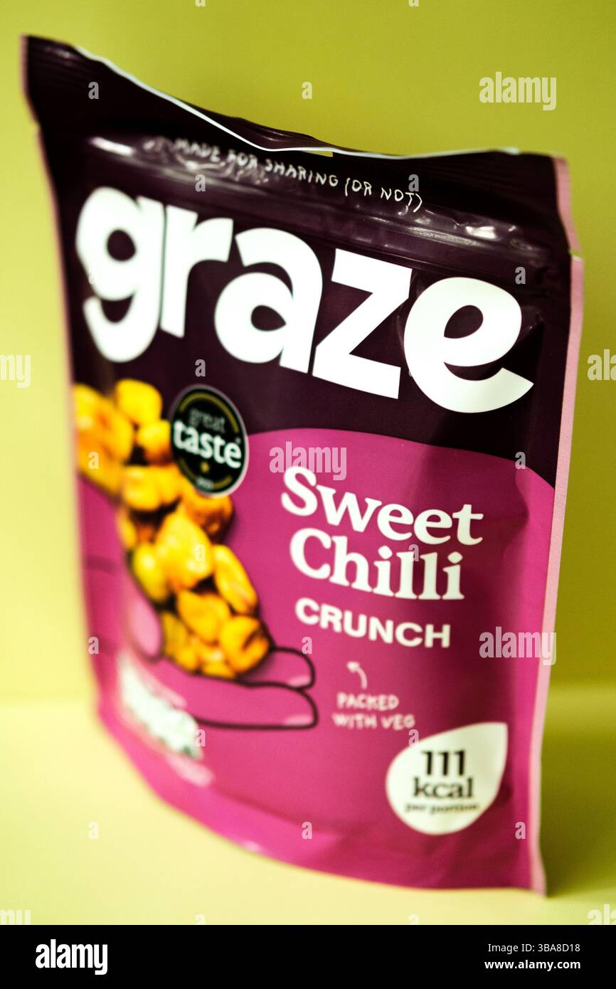 London UK, 12 maggio 2025, Packet of Graze Sweet Chilli Crunchy Savoury snack Foto Stock