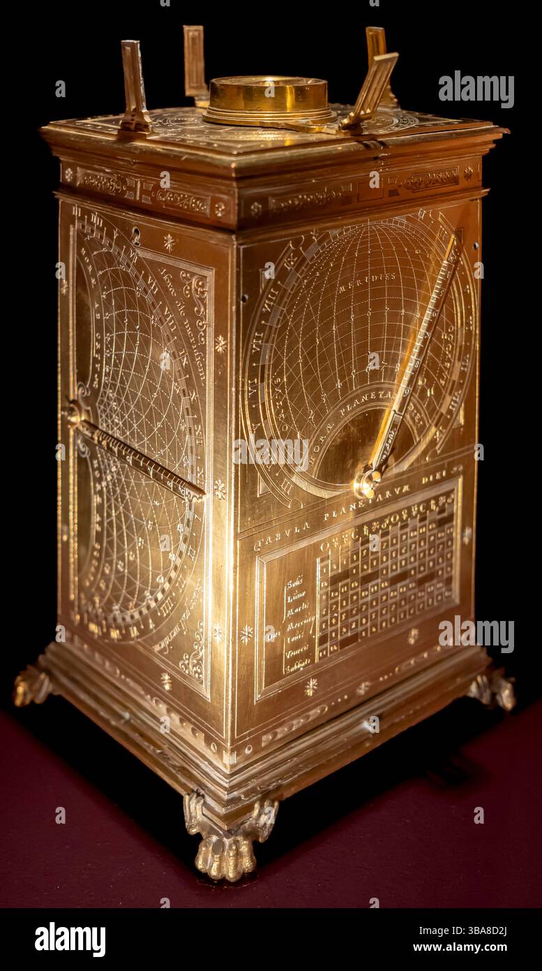 Parigi, Francia - 05 08 2025: L'esperienza della natura. Compendio astronomico, ottone dorato, argento, acciaio, vetro, Erasmus Habermel Foto Stock