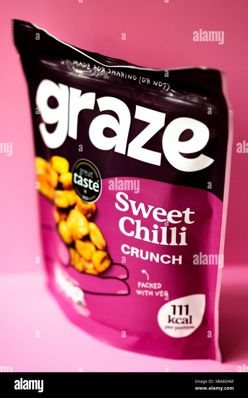 London UK, 12 maggio 2025, Packet of Graze Sweet Chilli Crunchy Savoury snack Foto Stock