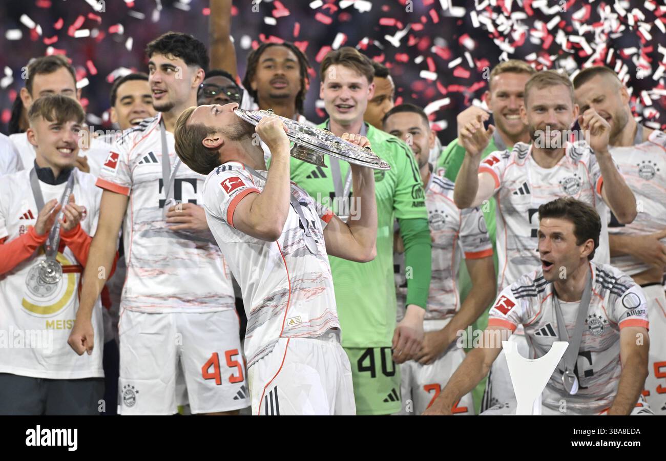 FC Bayern Monaco FCB celebra il 34° titolo del campionato, celebrazione del campionato, trofeo del campionato, trofeo, coppa, Harry Kane (09) bacia il trofeo Foto Stock
