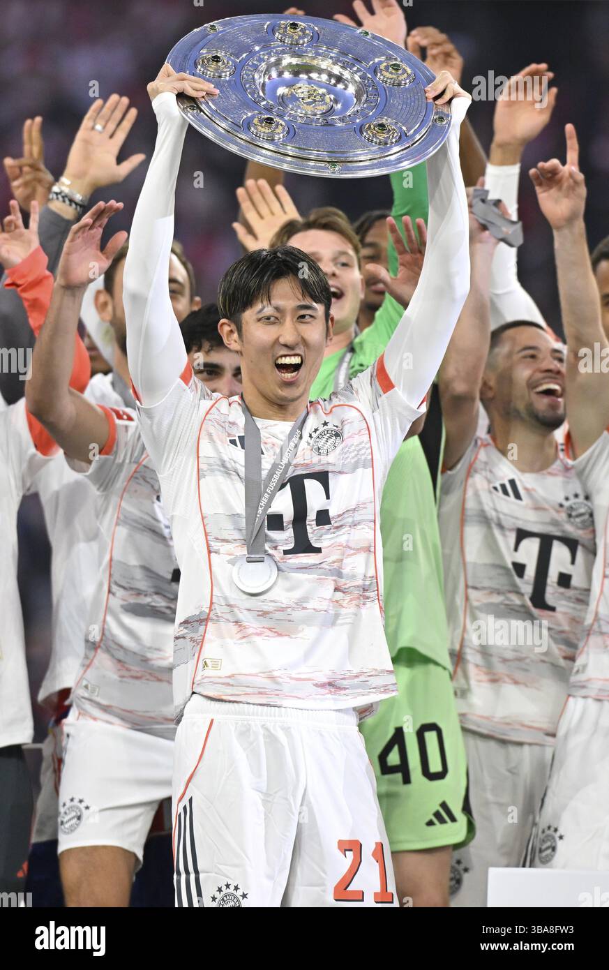 FC Bayern Monaco FCB celebra il 34° titolo del campionato, celebrazione del campionato, trofeo del campionato, trofeo, coppa, Hiroki Ito (21) Allianz Arena, Mu Foto Stock