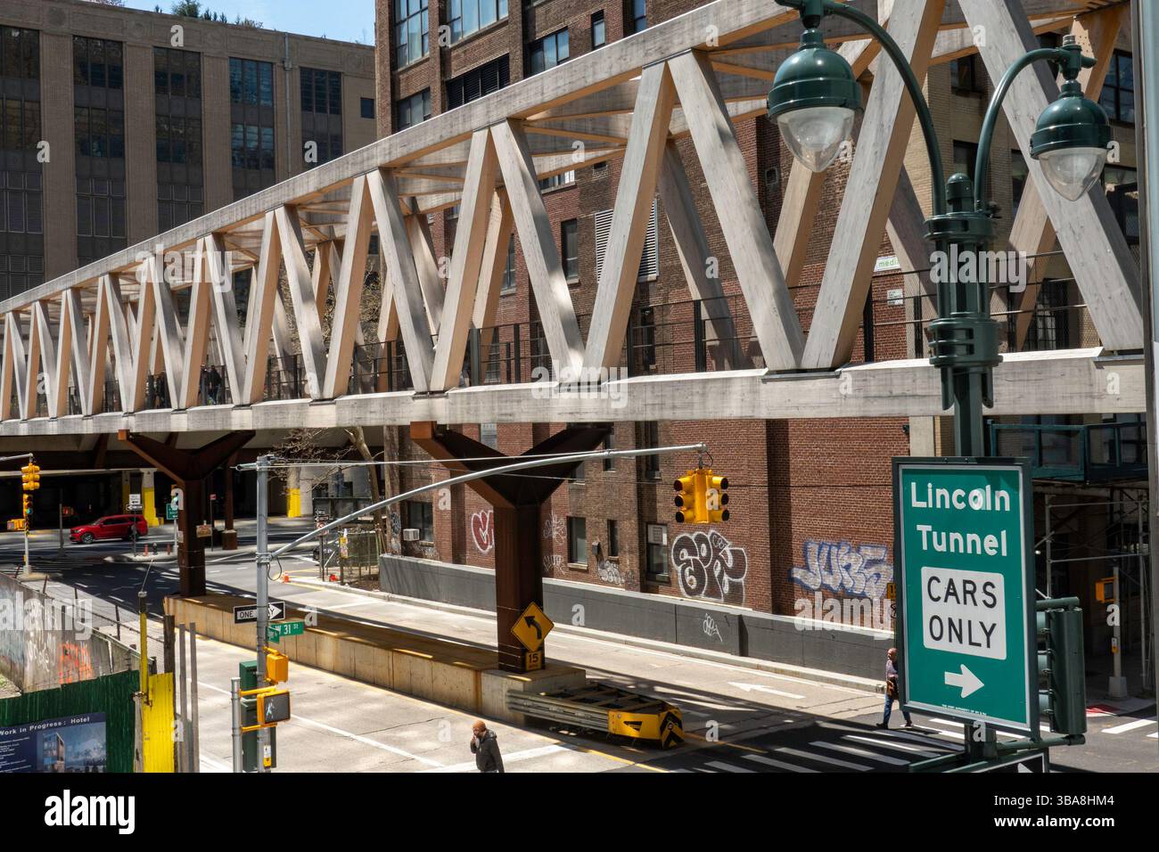 Il Timber Bridge è un ponte in legno composito situato a Hudson Yards, 2024, New York City, Stati Uniti Foto Stock