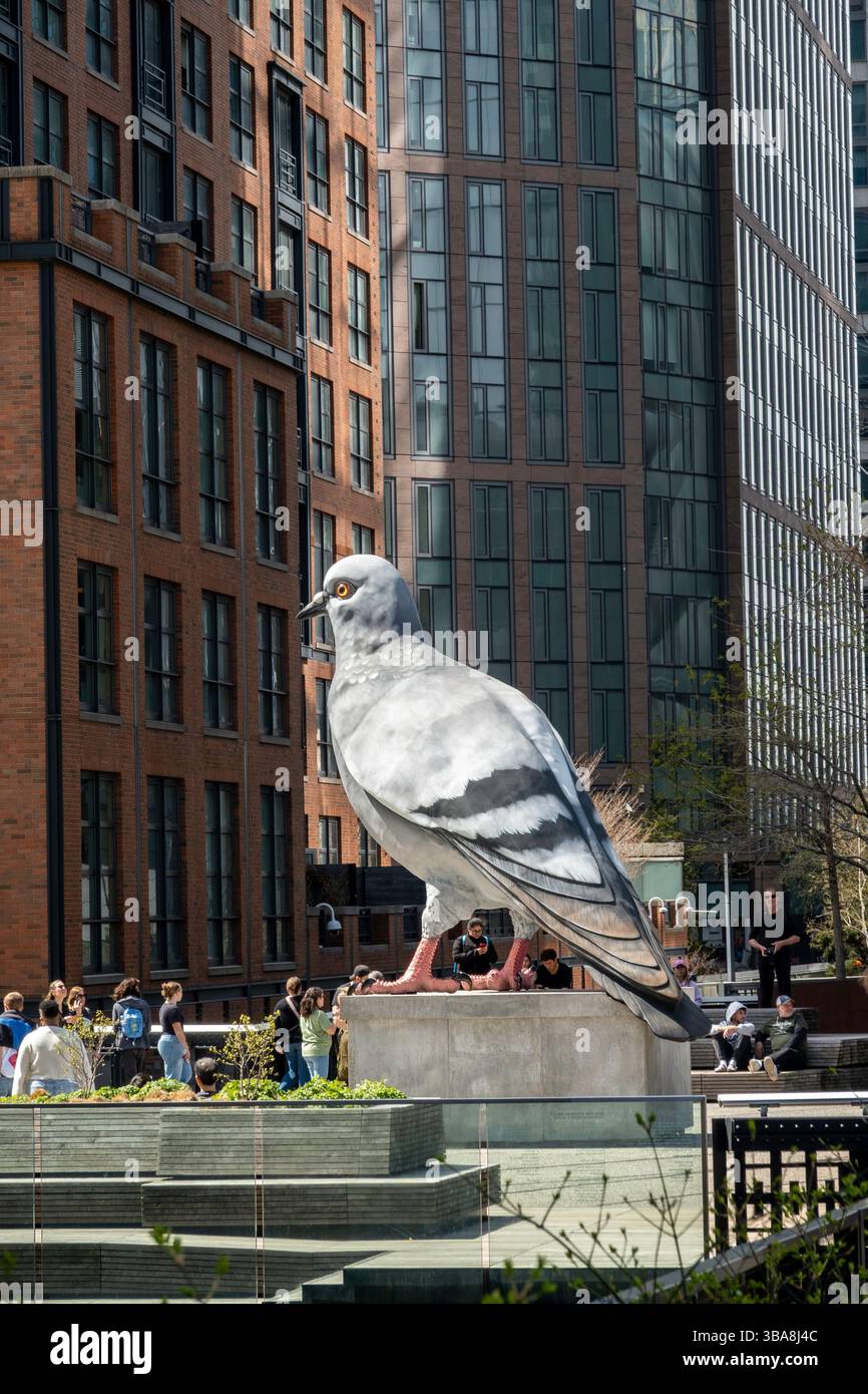 L'enorme opera d'arte pubblica, Dinosaur, si trova sullo sperone della linea principale a Hudson Yards, 2025, New York City, Stati Uniti Foto Stock