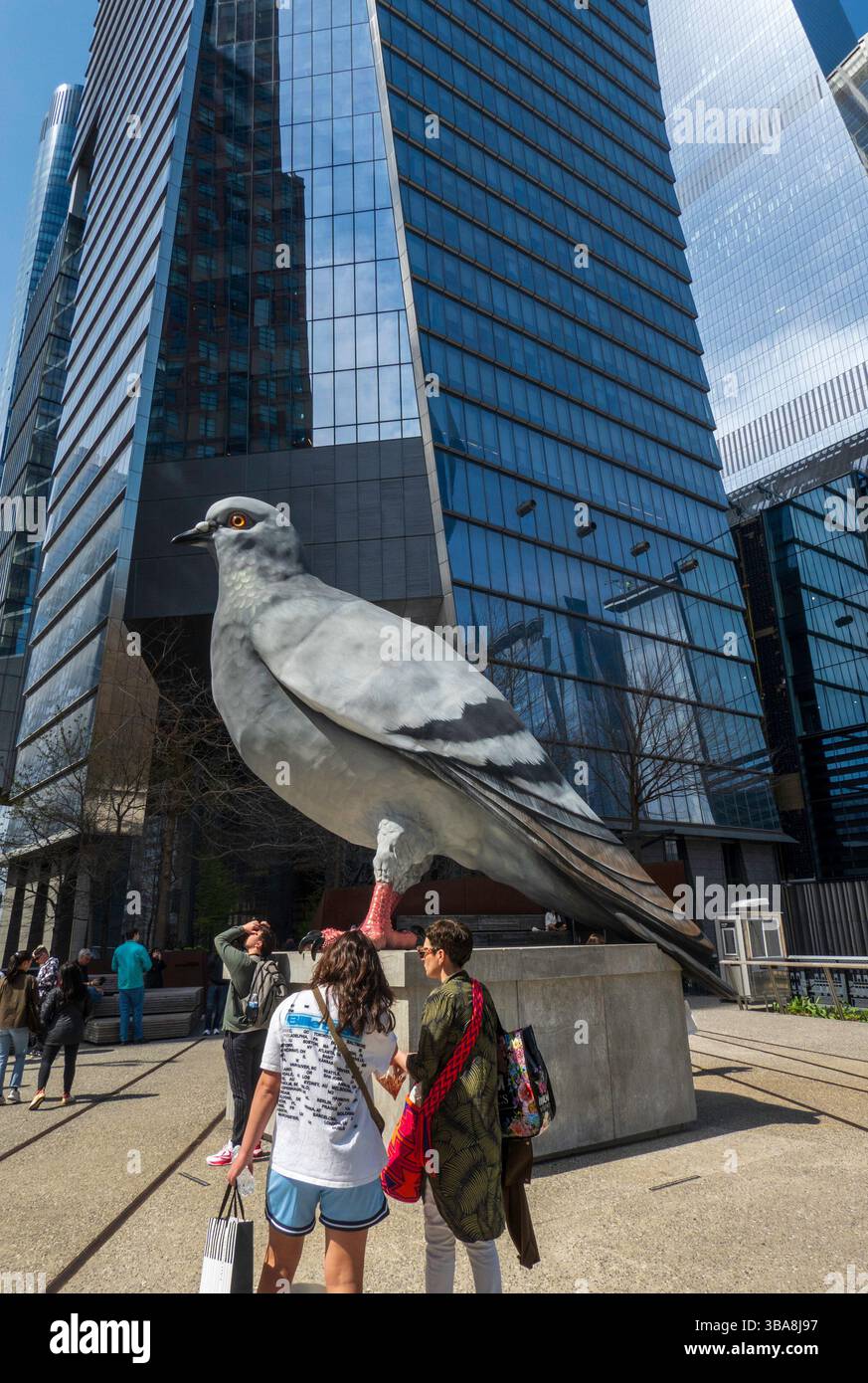 L'enorme opera d'arte pubblica, Dinosaur, si trova sullo sperone della linea principale a Hudson Yards, 2025, New York City, Stati Uniti Foto Stock