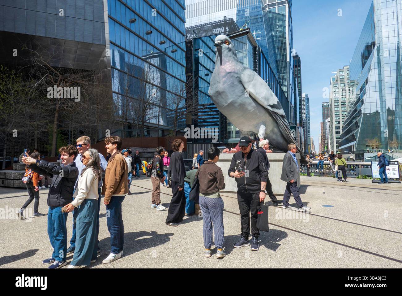 L'enorme opera d'arte pubblica, Dinosaur, si trova sullo sperone della linea principale a Hudson Yards, 2025, New York City, Stati Uniti Foto Stock