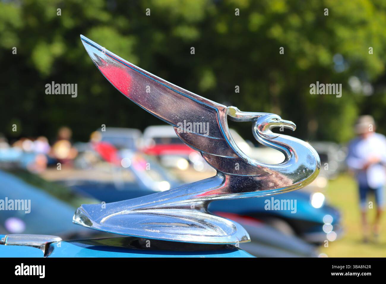 Un ornamento del cofano stilizzato cromato in ghisa montato sulla calotta del radiatore di un roadster standard Chevrolet (GMC) costruito in Australia nel 1934. Foto Stock