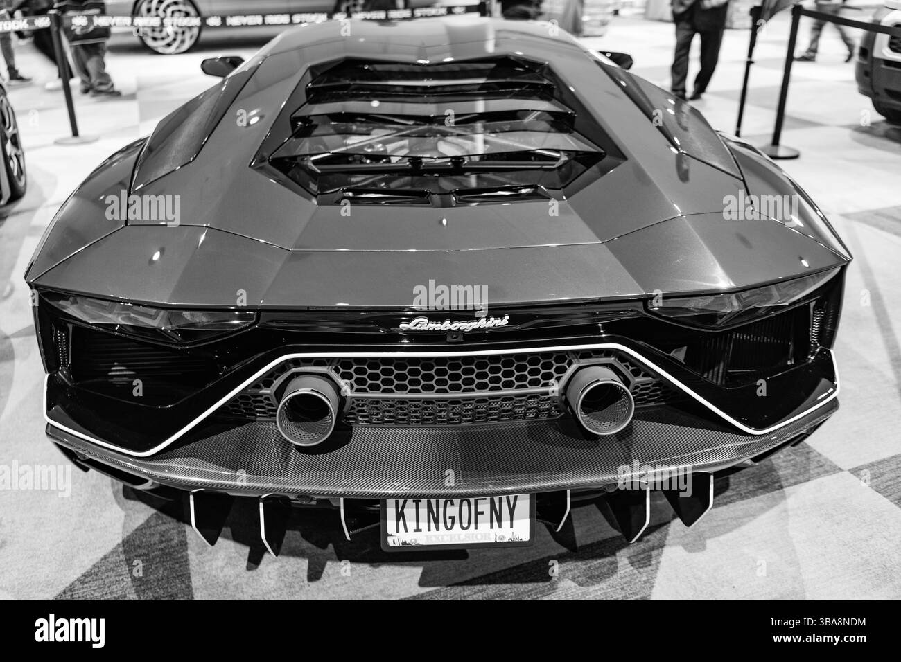 New York City, USA - 27 marzo 2024: Supercar Lamborghini Aventador al New York International Auto Show, vista posteriore Foto Stock