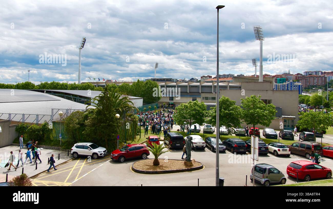 Tifosi fuori dallo stadio prima dell'inizio della partita spagnola di seconda divisione Racing Santander contro Oviedo 11 maggio 2025 Santander Cantabria Spagna Europa Foto Stock