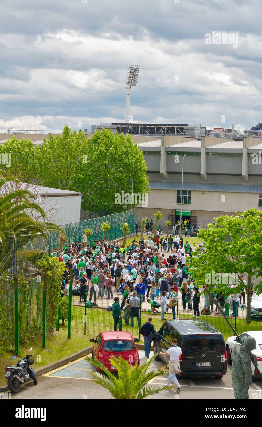 Tifosi fuori dallo stadio prima dell'inizio della partita spagnola di seconda divisione Racing Santander contro Oviedo 11 maggio 2025 Santander Cantabria Spagna Europa Foto Stock