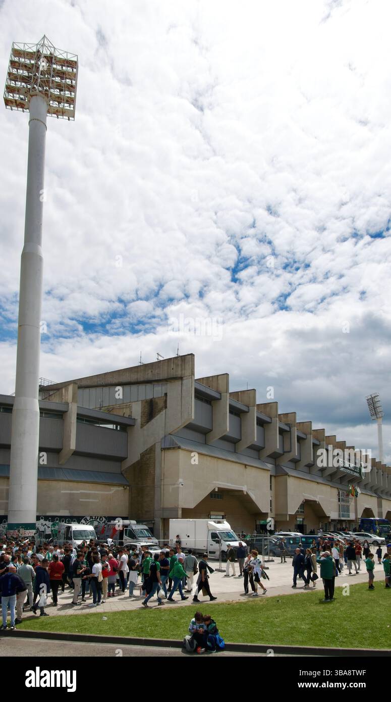 Tifosi fuori dallo stadio prima dell'inizio della partita spagnola di seconda divisione Racing Santander contro Oviedo 11 maggio 2025 Santander Cantabria Spagna Europa Foto Stock