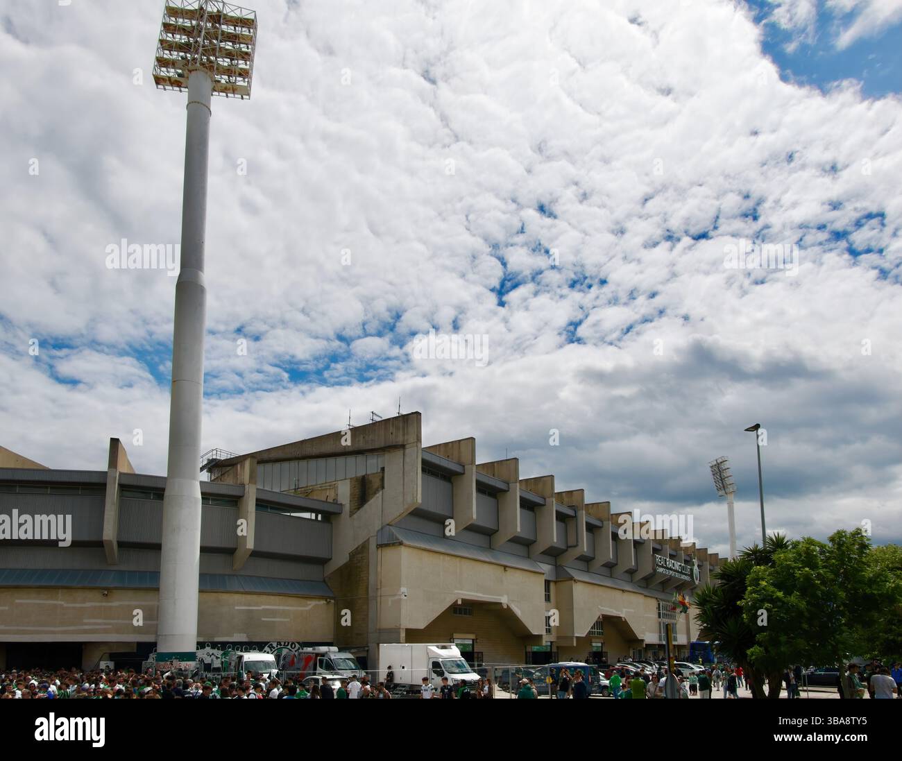 Tifosi fuori dallo stadio prima dell'inizio della partita spagnola di seconda divisione Racing Santander contro Oviedo 11 maggio 2025 Santander Cantabria Spagna Europa Foto Stock