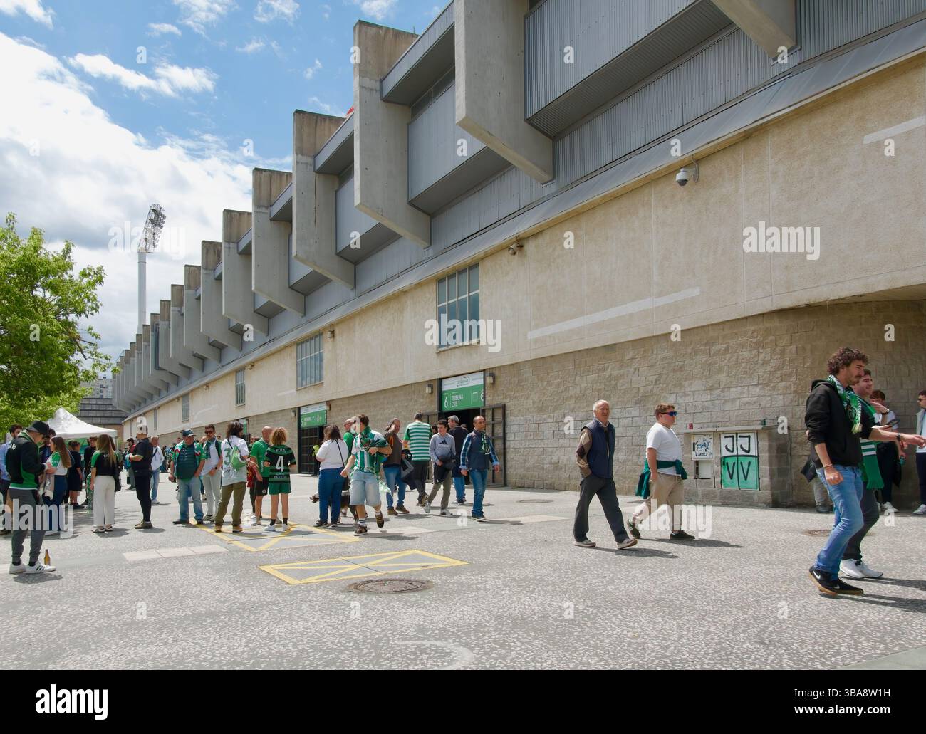 Tifosi fuori dallo stadio prima dell'inizio della partita spagnola di seconda divisione Racing Santander contro Oviedo 11 maggio 2025 Santander Cantabria Spagna Europa Foto Stock