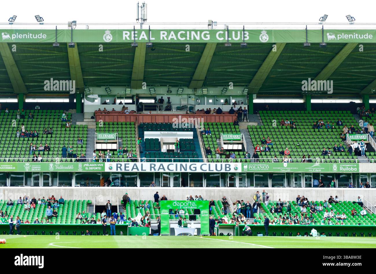 Guardando attraverso il campo verso la zona centrale degli stand prima della partita di calcio Racing Santander vs Oviedo 11 maggio 2025 Santander Cantabria Spagna Foto Stock