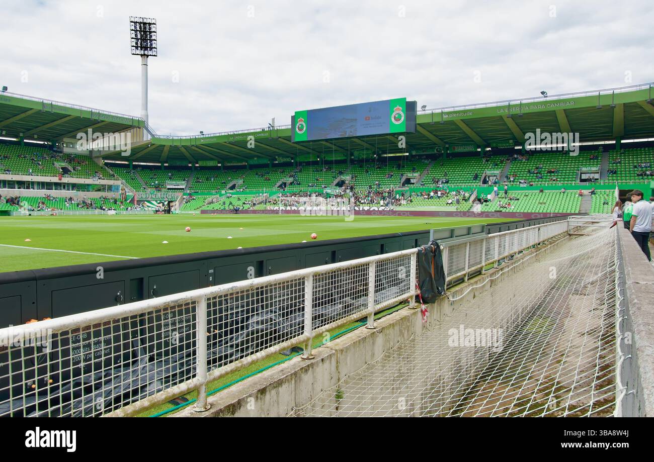 Guardando attraverso il campo verso i primi tifosi che arrivano prima della partita di calcio Racing Santander vs Oviedo dell'11 maggio 2025 Santander Cantabria Spagna Europa Foto Stock