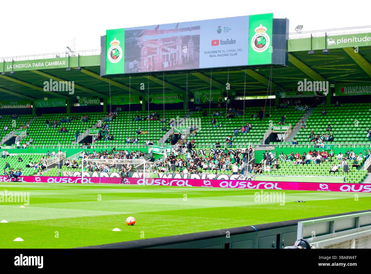 Guardando attraverso il campo verso i primi tifosi che arrivano prima della partita di calcio Racing Santander vs Oviedo dell'11 maggio 2025 Santander Cantabria Spagna Europa Foto Stock