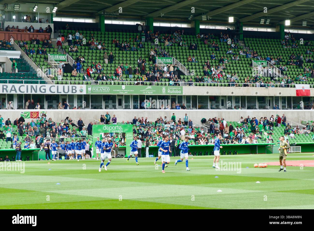 I calciatori di Oviedo corrono in campo per riscaldarsi prima della partita di calcio Racing Santander vs Oviedo 11 maggio 2025 Santander Cantabria Spagna Europa Foto Stock