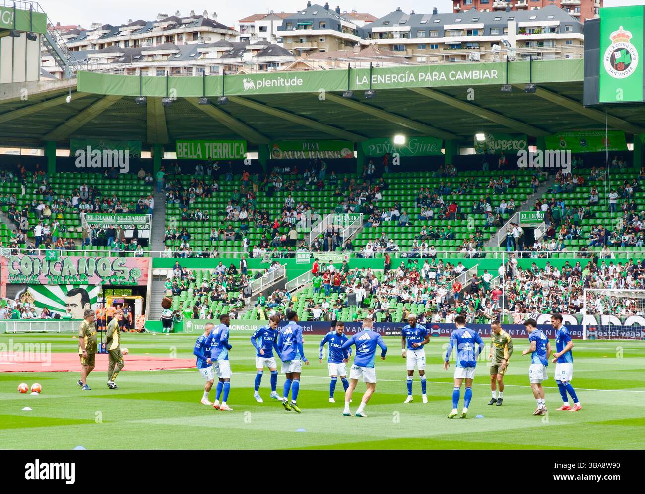 Oviedo calciatori riscaldamento prima della partita Racing Santander vs Oviedo 11 maggio 2025 Santander Cantabria Spagna Europa Foto Stock