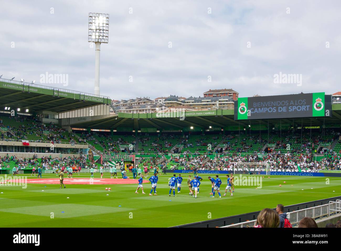 Giocatori in fase di riscaldamento prima di Racing Santander vs Oviedo partita di calcio 11 maggio 2025 Santander Cantabria Spagna Europa Foto Stock
