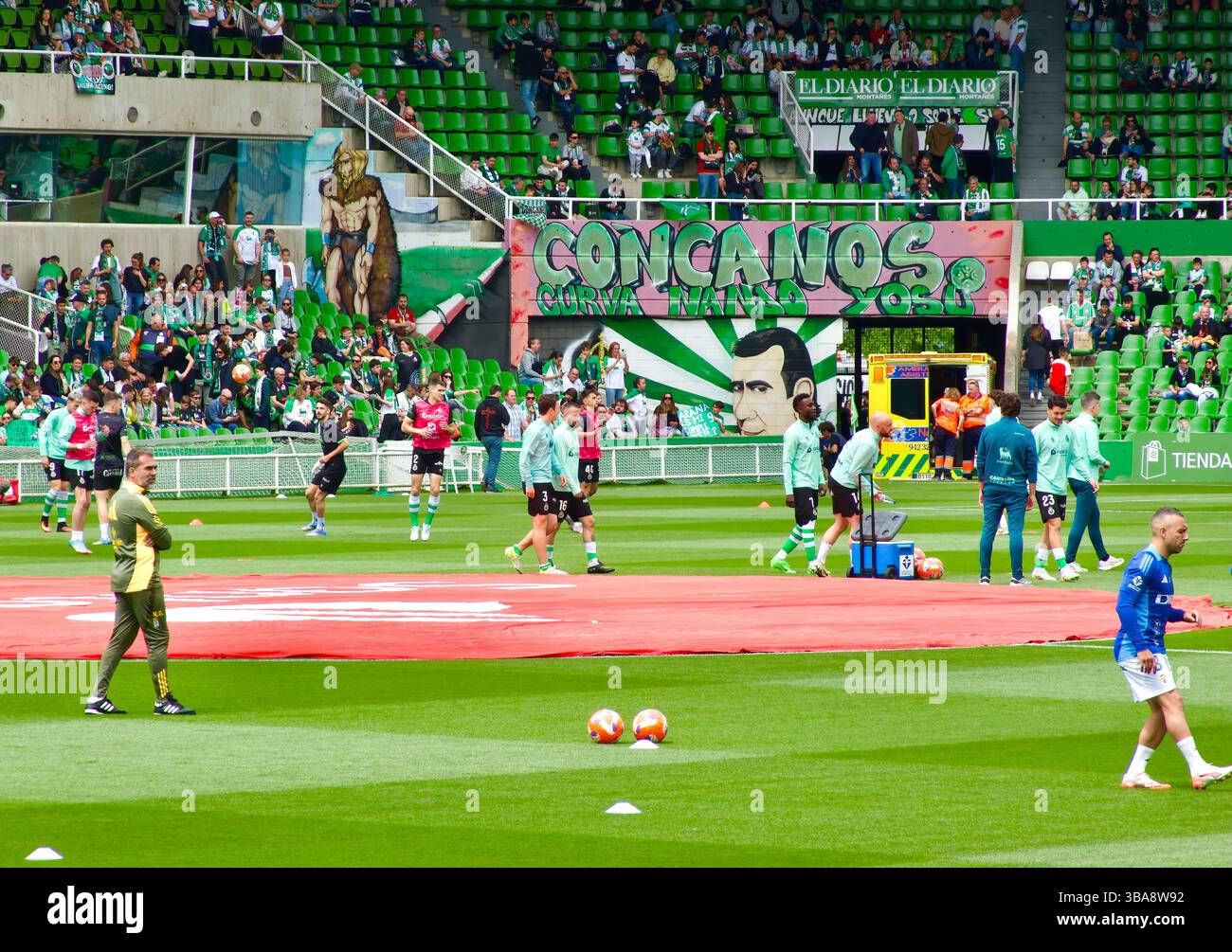 Gare di calcio riscaldamento dei giocatori prima della partita Racing Santander vs Oviedo 11 maggio 2025 Santander Cantabria Spagna Europa Foto Stock