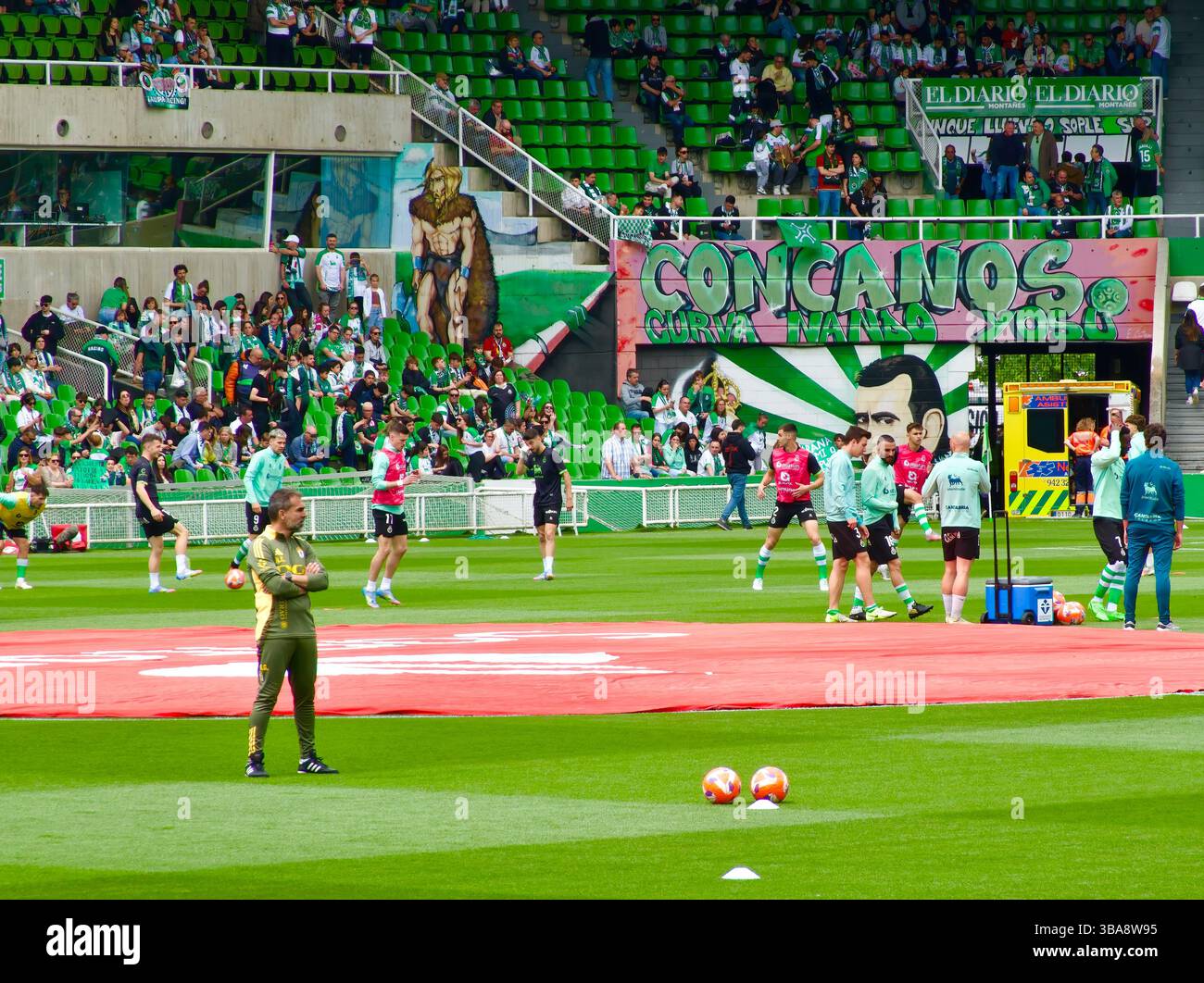 Gare di calcio riscaldamento dei giocatori prima della partita Racing Santander vs Oviedo 11 maggio 2025 Santander Cantabria Spagna Europa Foto Stock