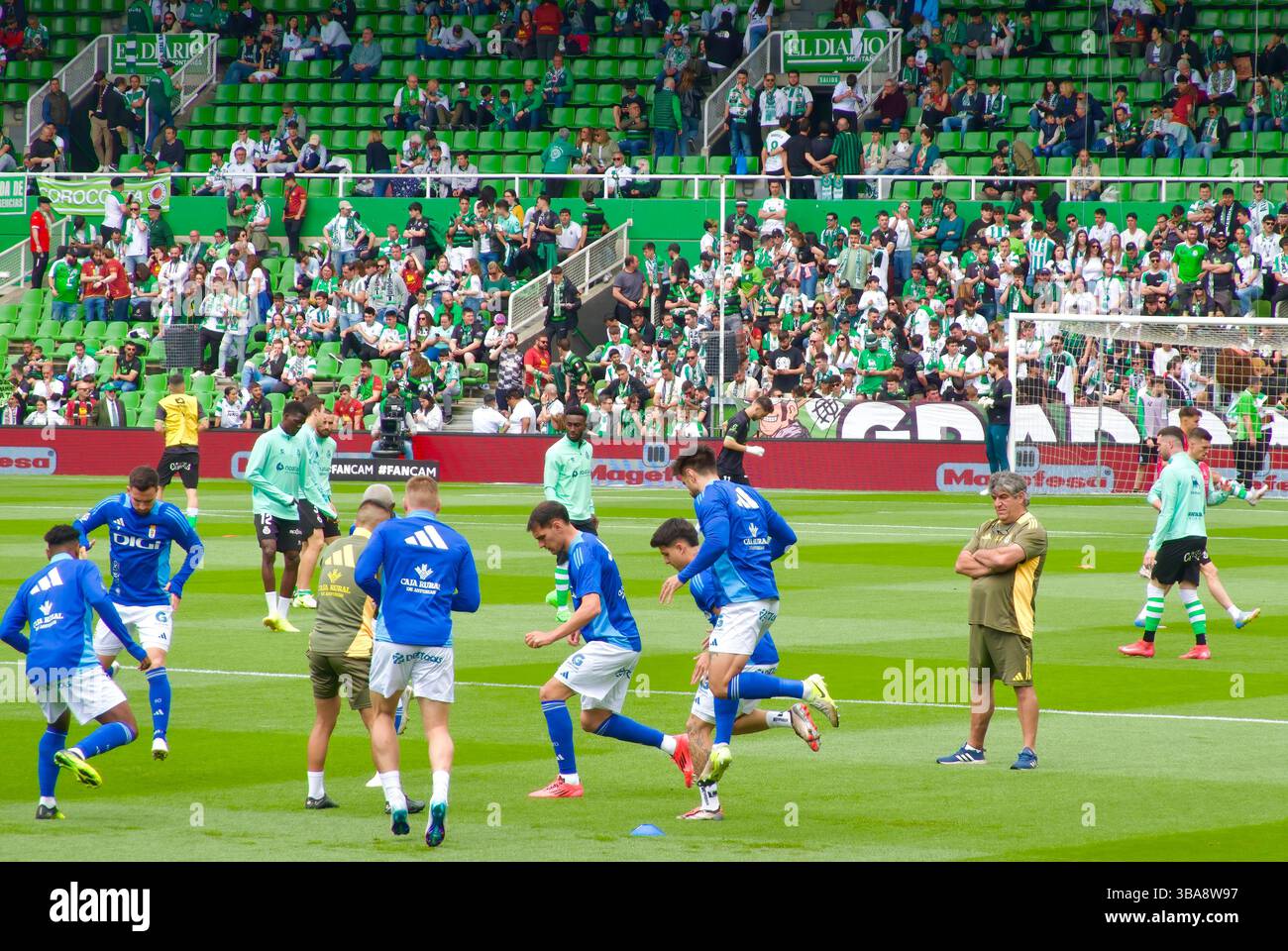 Giocatori in fase di riscaldamento prima di Racing Santander vs Oviedo partita di calcio 11 maggio 2025 Santander Cantabria Spagna Europa Foto Stock
