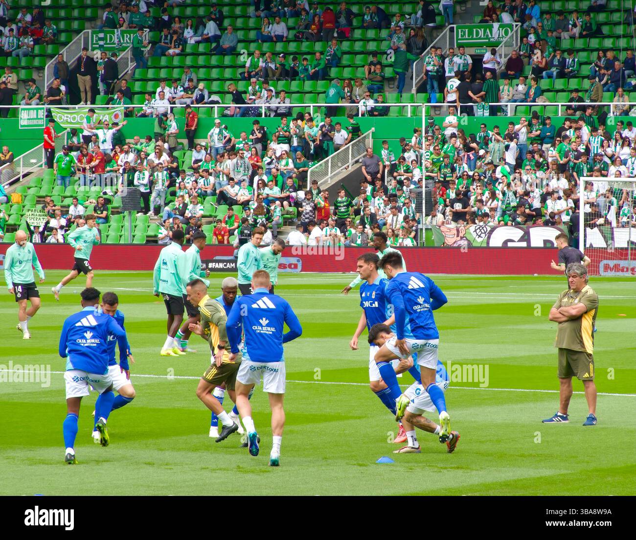 Giocatori in fase di riscaldamento prima di Racing Santander vs Oviedo partita di calcio 11 maggio 2025 Santander Cantabria Spagna Europa Foto Stock