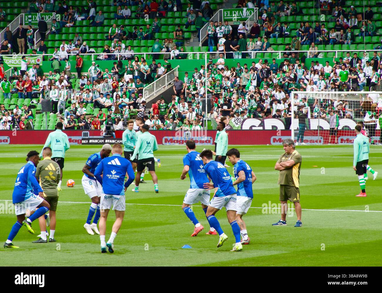 Giocatori in fase di riscaldamento prima di Racing Santander vs Oviedo partita di calcio 11 maggio 2025 Santander Cantabria Spagna Europa Foto Stock