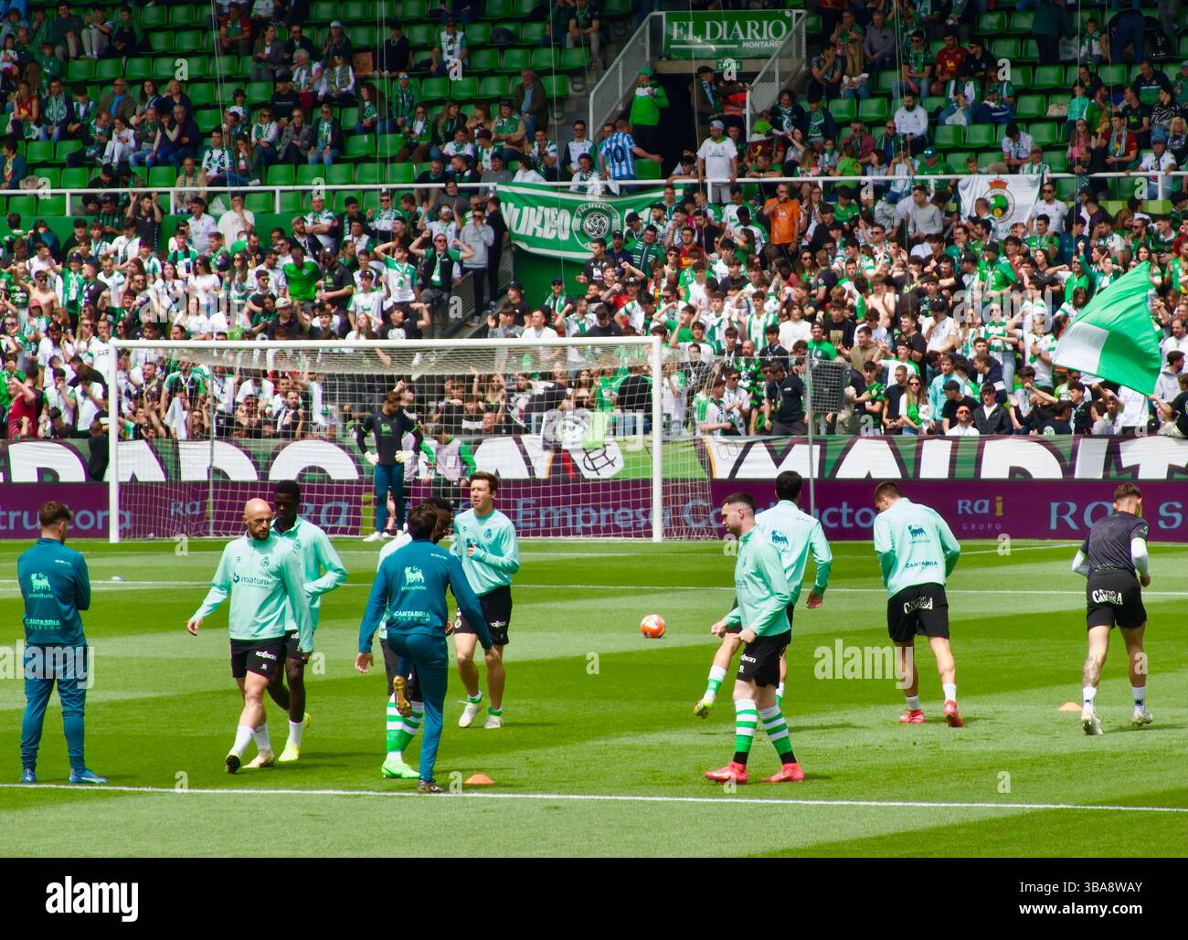 Gare di calcio riscaldamento dei giocatori prima della partita Racing Santander vs Oviedo 11 maggio 2025 Santander Cantabria Spagna Europa Foto Stock