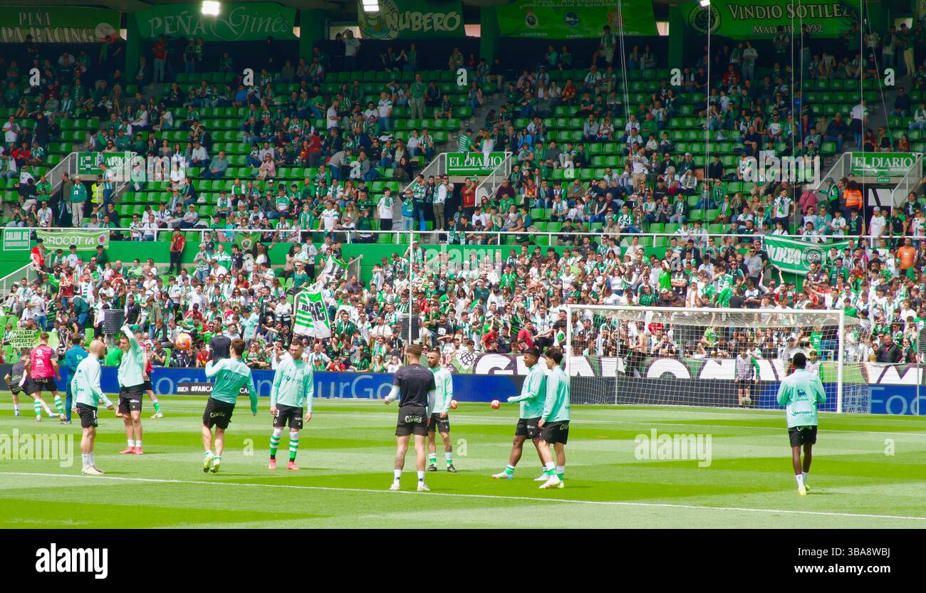 Gare di calcio riscaldamento dei giocatori prima della partita Racing Santander vs Oviedo 11 maggio 2025 Santander Cantabria Spagna Europa Foto Stock