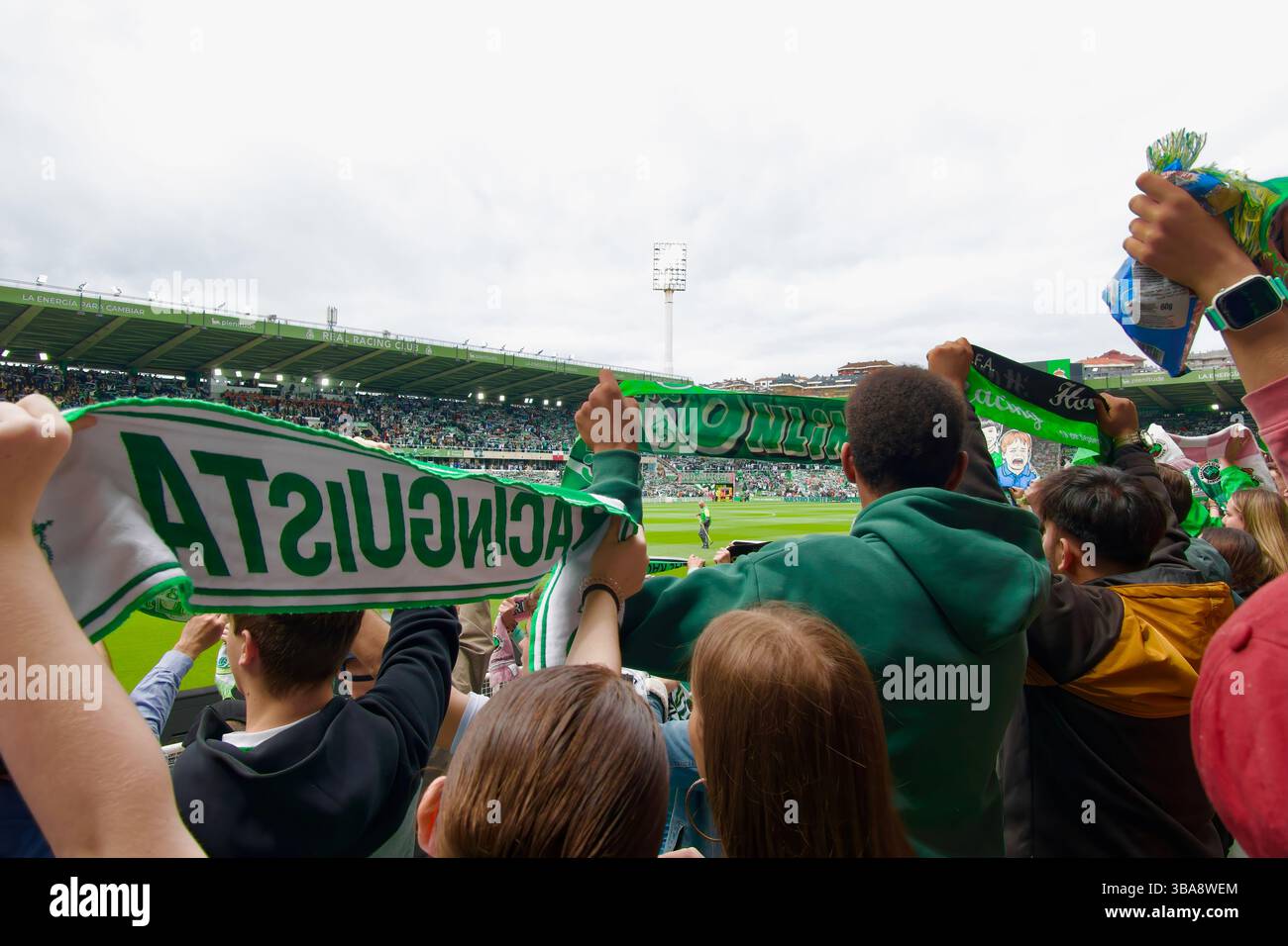 Tifosi che cantano l'inno Racing Santander con sciarpe prima dell'inizio di una partita in casa contro Oviedo 11 maggio 2025 Santander Cantabria Spagna Europa Foto Stock