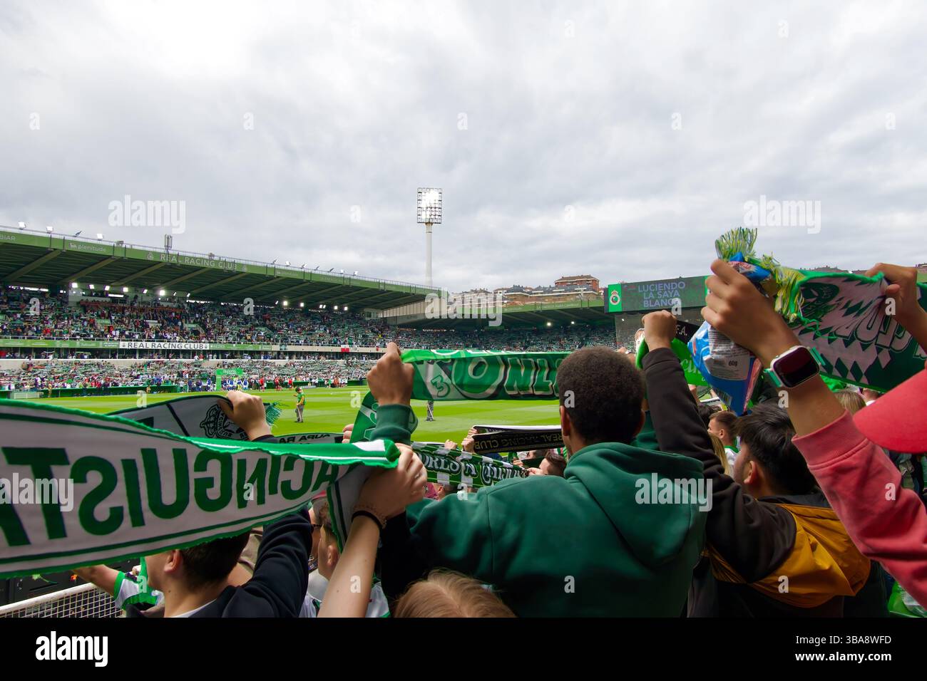 Tifosi che cantano l'inno Racing Santander con sciarpe prima dell'inizio di una partita in casa contro Oviedo 11 maggio 2025 Santander Cantabria Spagna Europa Foto Stock