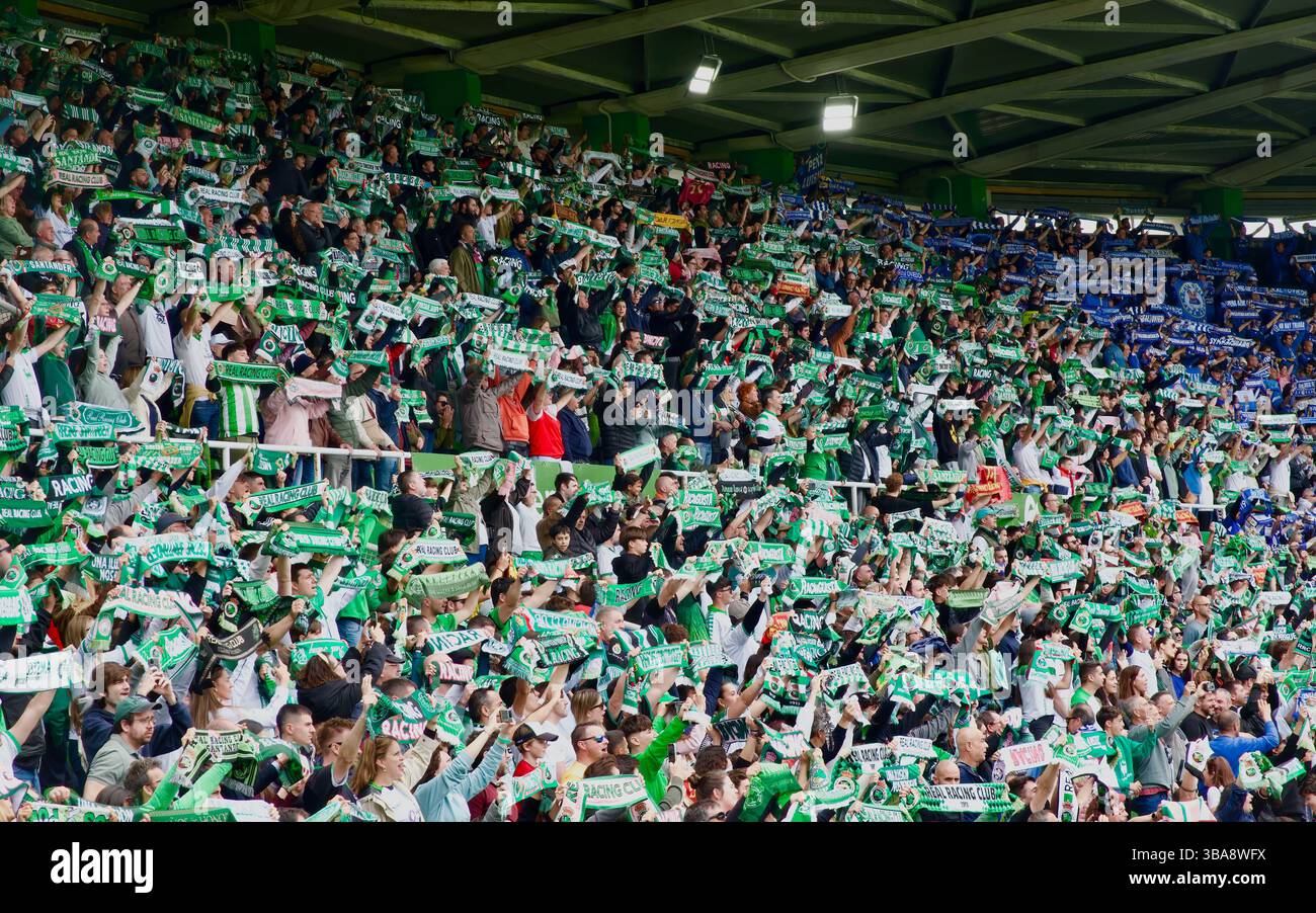 Tifosi che cantano l'inno Racing Santander con sciarpe prima dell'inizio di una partita in casa contro Oviedo 11 maggio 2025 Santander Cantabria Spagna Europa Foto Stock