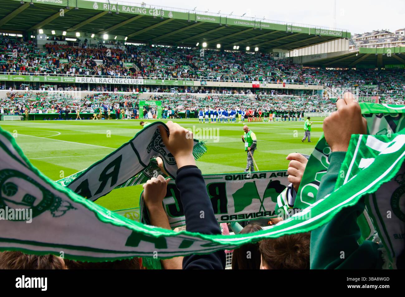 Tifosi che cantano l'inno Racing Santander con sciarpe prima dell'inizio di una partita in casa contro Oviedo 11 maggio 2025 Santander Cantabria Spagna Europa Foto Stock