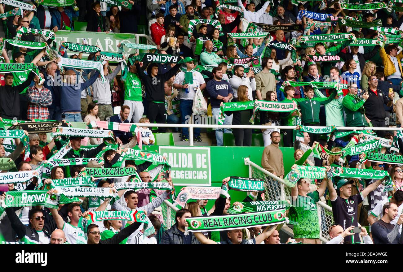 Tifosi che cantano l'inno Racing Santander con sciarpe prima dell'inizio di una partita in casa contro Oviedo 11 maggio 2025 Santander Cantabria Spagna Europa Foto Stock
