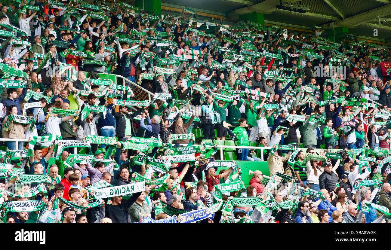 Tifosi che cantano l'inno Racing Santander con sciarpe prima dell'inizio di una partita in casa contro Oviedo 11 maggio 2025 Santander Cantabria Spagna Europa Foto Stock