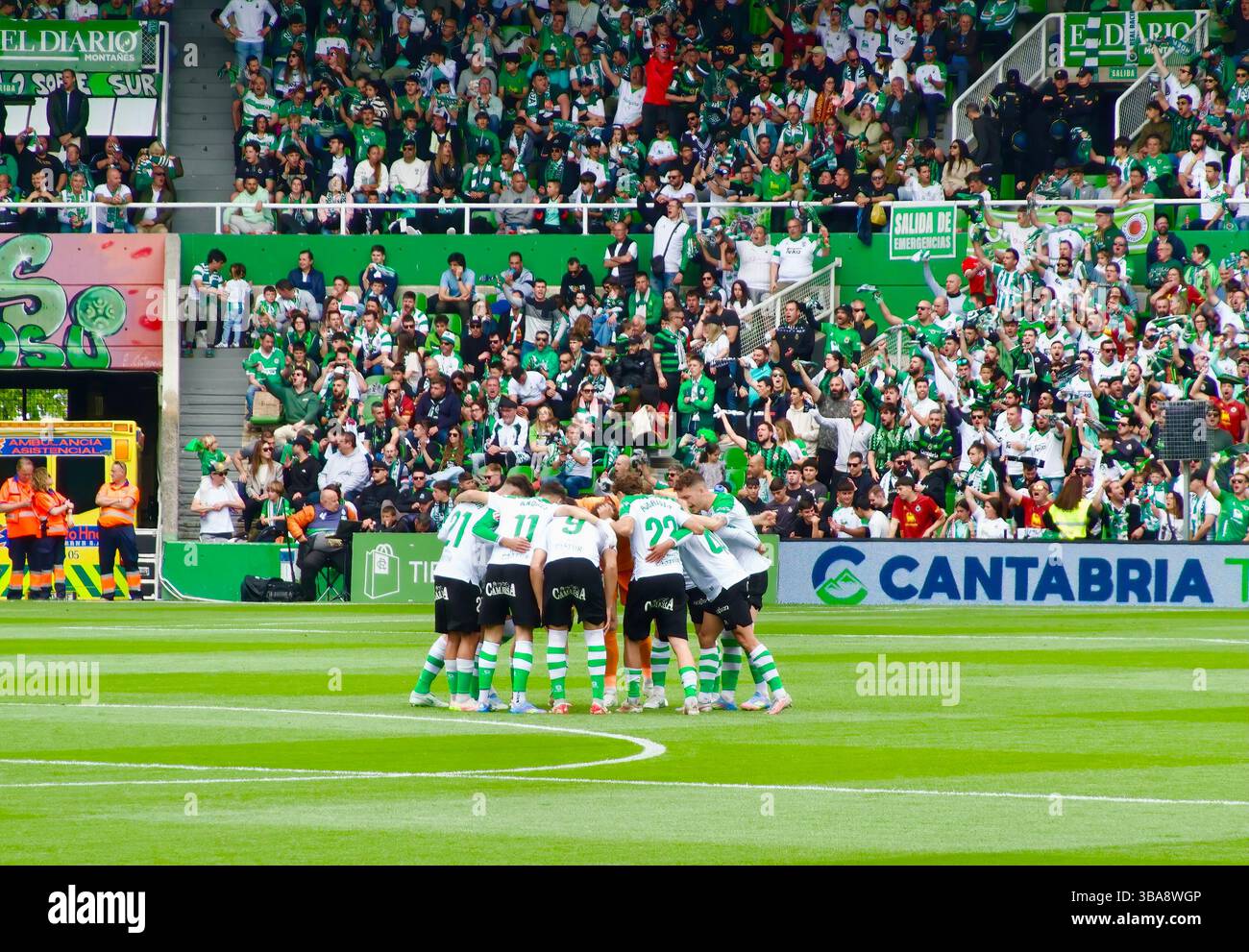 Gareggiare i giocatori del Santander in un huddle prima dell'inizio di una partita in casa contro l'Oviedo 2024/2025 stagione 11 maggio 2025 Santander Cantabria Spagna Foto Stock